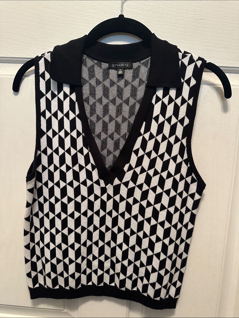 Dynamite Black & White Geometric Sleeveless V-Neck Knit Tank/Vest Size M